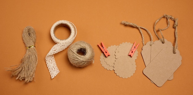 Материалы для вышивки: нити и ткань